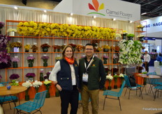 Carmel Flowers was among the first growers in the Medellin region, and grew to producing no less than 92 varieties of chrysanthemum. On the photo Christina Fernandez and Juan David Cruz.